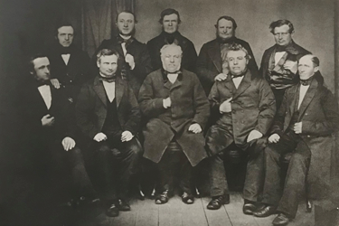 De 10 ripensere, som blev arresterede i Ribe i 1864, lod sig efterfølgende fotografere. Kilde: Det gamle Rådhus i Ribe. 